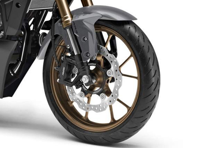 Thêm nữa, cặp phuộc ngược USD Showa trên phiên bản mới đã được nâng cấp lên hàng hiệu giống như trên dòng Honda CB650R. Tất cả giúp chiếc xe mới hiện đại và cho cảm giác lái tốt hơn trước. Hơn nữa chiếc xe này còn được trang bị ABS ở bánh trước lẫn bánh sau.