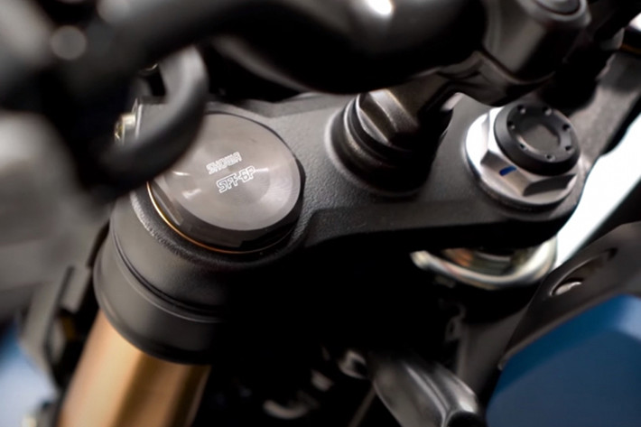 Ngoài ra, có thể thấy Honda CB125R 2021 có thiết kế có phần chiến và đẹp hơn khi sở hữu cánh gió ốp bình xăng thừa hưởng từ thế hệ xe 650 nổi tiếng của dòng Neo Sport. Tổng trọng lượng chiếc xe đạt 130kg.