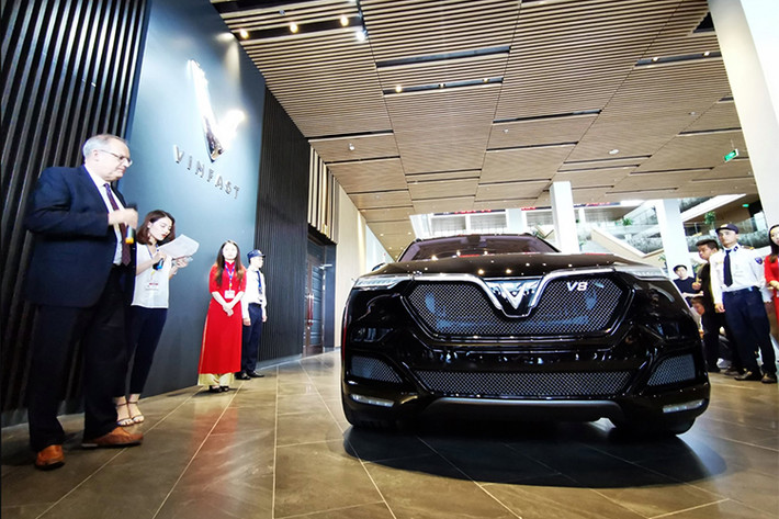 Trên trang fanpage chính thức của VinFast mới đây đã xuất hiện một hình ảnh chiếc xe với huy hiệu "President" ở phía sau đuôi. Được biết, đây là phiên bản VinFast President V8 mới tiên phong, sản xuất với số lượng giới hạn và hướng tới cho những nhân vật quan trọng giữ vai trò là chủ tịch các công ty, doanh nghiệp hay các nguyên thủ.