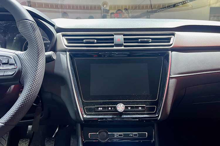 Không chỉ tại thị trường Việt Nam, mà SAIC cũng áp dụng việc đổi logo cho mẫu Roewe i5 ngay tại thị trường Philippines với tên gọi MG 5 Core 1.5. Tuy nhiên việc này cũng không cải thiện doanh số của mẫu xe MG5 này, khi có sức bán không mấy nổi bật tương tự như thị trường nội địa Trung Quốc.