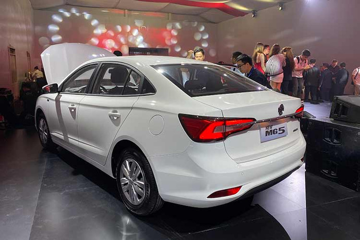 Cụ thể 3 phiên bản của New MG5 2023 mới gồm L MT, CVT STD và CVT Delux đều đang được giảm 25 triệu đồng tiền mặt. Nhờ đó mà phiên bản số sàn tiêu chuẩn chỉ còn 374 triệu đồng, phiên bản cao nhất còn 499 triệu đồng, sau khuyến mãi thì giá bán của dòng xe này chỉ đắt hơn 1 chút so với Hyundai Grand i10 hay Kia Morning.