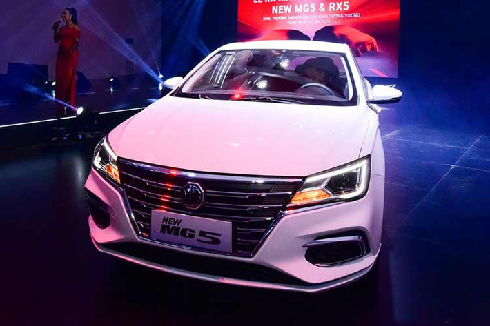 MG5 2023 phiên bản số sàn sử dụng động cơ xăng 4 xi-lanh, hút khí tự nhiên, dung tích 1.5L, sản sinh công suất tối đa 112 mã lực và mô-men xoắn cực đại 150 Nm. Động cơ này kết hợp với hộp số sàn 5 cấp và hệ dẫn động cầu trước. Bên cạnh bản số sàn, MG5 2023 mới ra mắt thị trường Việt Nam còn có 2 bản khác sử dụng hộp số vô cấp CVT.