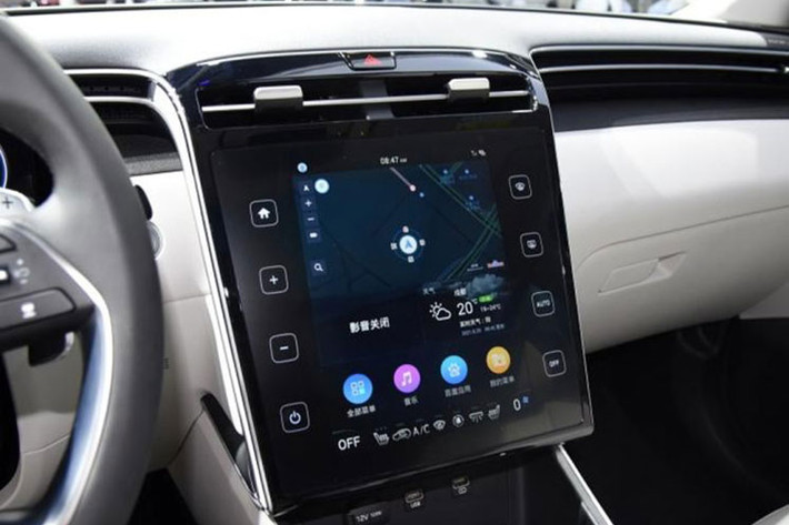 Màn hình thông tin giải trí dạng cảm ứng với kích thước 10,25 inch. Màn hình này nằm trên các nút cảm ứng điện dung để chỉnh hệ thống âm thanh, hệ thống định vị, điều hòa tự động 3 vùng và các công nghệ khác. Bên dưới nữa là cổng sạc USB, ổ điện 12 V và khay sạc điện thoại thông minh không dây.