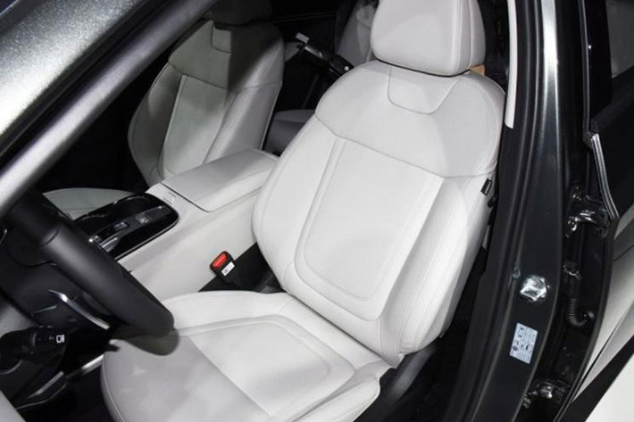 Thêm vào đó là cụm điều khiển trung tâm với các nút chọn số dùng công nghệ Shift by Wire, phanh đỗ xe điện tử, nút giữ phanh tạm thời Auto Hold và 2 ngăn đựng cốc bên cạnh...