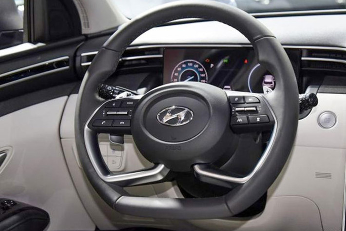 Dù có chiều dài cơ sở gần ngang ngửa Hyundai Santa Fe nhưng Tucson L Hybrid 2022 chỉ đi kèm nội thất 5 chỗ. Không chỉ rộng rãi, nội thất này còn được thiết kế theo phong cách tối giản và công nghệ cao.
