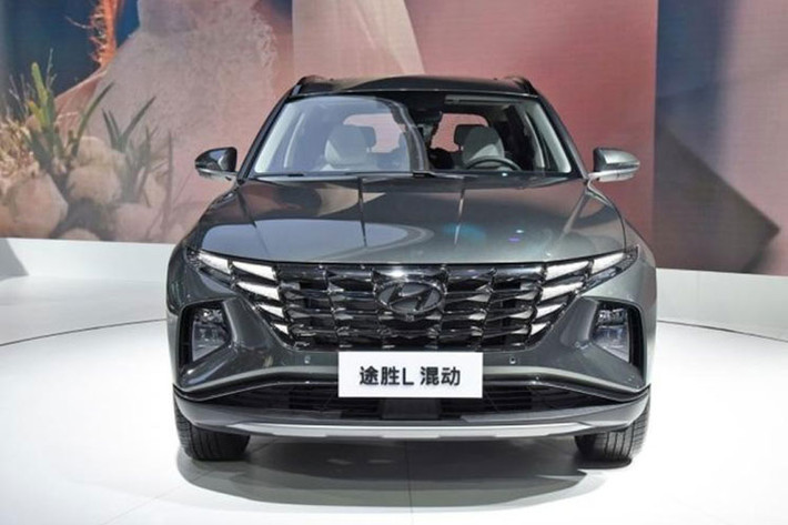 Ngoài hệ truyền động hybrid mới, Hyundai Tucson L Hybrid 2022 ở thị trường Trung Quốc có thiết kế không khác gì bản thường. Xe cũng có chiều dài 4.630 mm, chiều rộng 1.865 mm, chiều cao 1.665 mm và chiều dài cơ sở 2.755 mm.