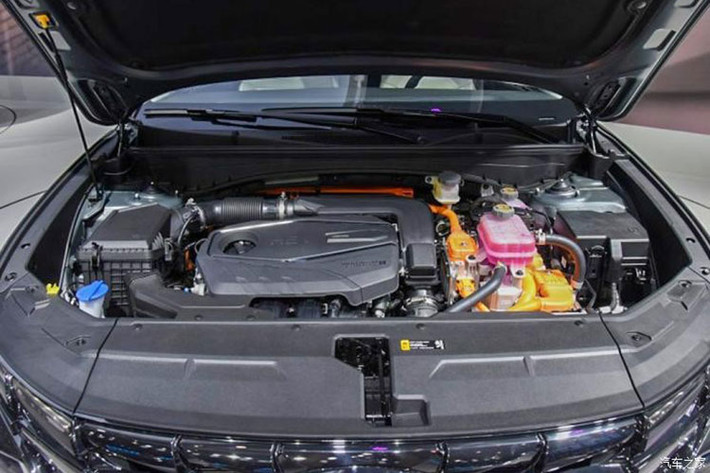 Điểm nhấn của phiên bản Hyundai Tucson L tiết kiệm xăng này là hệ truyền động hybrid có tên TMED, bao gồm động cơ xăng Smartstream 4 xi-lanh, dung tích 2.0L và mô-tơ điện. Động cơ xăng tạo ra công suất tối đa 150 mã lực và mô-men xoắn cực đại 186 Nm. Trong khi đó, mô-tơ điện có công suất tối đa 60 mã lực và mô-men xoắn cực đại 264 Nm.