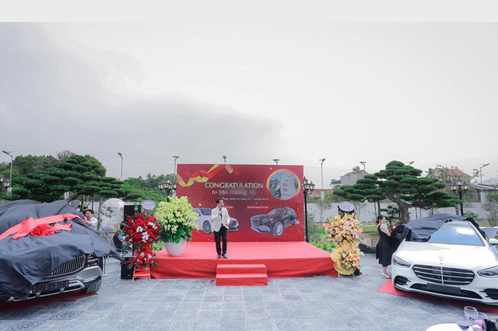 Việc các chủ vườn lan đột biến tậu siêu xe đắt tiền đã không còn là chuyện lạ với hầu hết giới đam mê xe trong nước. Nhưng mới đây, việc một chủ vườn lan đột biến ở Quảng Yên, một thị xã ven biển nằm ở phía tây nam tỉnh Quảng Ninh đã gây choáng không ít người khi tậu cùng lúc 2 chiếc xe Mercedes-Benz siêu sang tại Việt Nam.