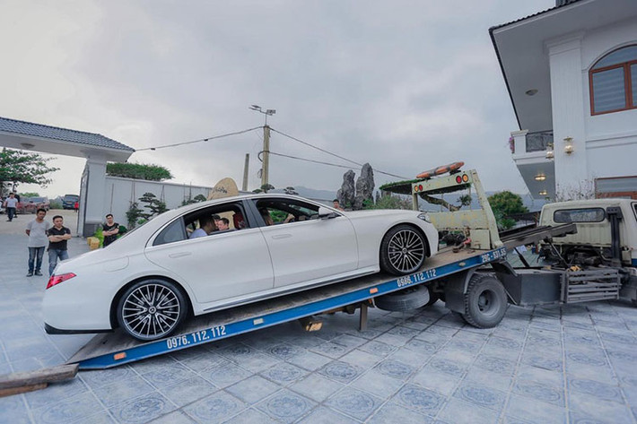 Những hình ảnh do chủ nhân chơi Lan đột biến Quảng Ninh cũng như bạn bè chia sẻ tại buổi tiệc sinh nhật này cho thấy, cặp đôi Mercedes-Maybach GLS 600 và S500 2021 được vận chuyển bằng xe chuyên dụng đến vườn lan đột biến này để người chồng làm món quà cho vợ của mình.