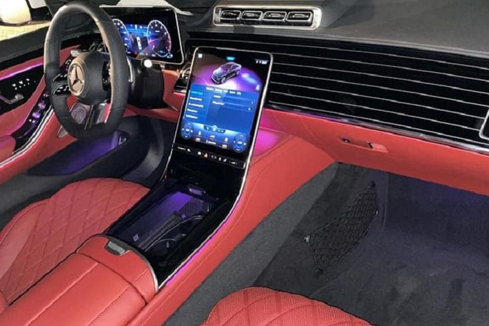 Về kích thước, Mercedes-Benz S-Class 2021 sở hữu chiều dài 5.179 mm ở bản tiêu chuẩn (tăng 54 mm) và 5.289 mm ở bản kéo dài LWB (tăng 34 mm). Bản thân chiều rộng cũng tăng thêm 22 mm lên 1.921 mm trong khi chiều cao đạt mức 1.503 mm, nhỉnh hơn 10 mm. Riêng chiều dài cơ sở của xe tăng 71 mm lên 3.106 mm ở bản tiêu chuẩn và tăng 51 mm lên 3.165 mm ở bản LWB.