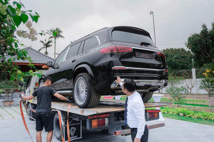 Được biết, trong khi chiếc SUV siêu sang Mercedes-Maybach GLS 600 2021 chỉ có số lượng vài chiếc tại Việt Nam với giá bán trên 16 tỷ đồng, ngoài ra còn có mẫu xe Mercedes-Benz S500 2021 chỉ có đúng một chiếc duy nhất được mang về nước hiện nay. Cặp đôi này ước tính khiến chủ vườn lan đột biến Quảng Ninh phải chi ra hơn 26,8 tỷ đồng để sở hữu.