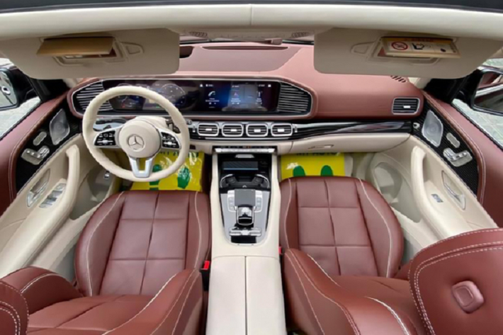 Mercedes-Maybach GLS 2021 của chủ nhân vườn lan đột biến này thuộc phiên bản cao cấp nhất là GLS 600 4Matic với ngoại thất sơn màu đen cùng điểm nhấn là nửa thân trên xe hoàn thành màu đỏ sẫm. SUV siêu sang Mercedes-Maybach GLS chính là phiên bản sang trọng hơn của dòng SUV cỡ lớn Mercedes-Benz GLS thế hệ mới.