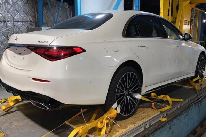 Mercedes-Benz S500 phiên bản W223 sở hữu lưới tản nhiệt với 3 thanh ngang mạ crôm phần viền lưới tản nhiệt được bo tròn hơn so với bản cũ và hạ thấp xuống gần hốc gió trước. Các hốc gió kéo dài sang 2 bên đầu xe với trang bị thêm thanh nẹp mạ crôm. Mercedes-Benz S500 2021 được trang bị đèn pha Multibeam LED với 84 đi-ốt phát sáng tiêu chuẩn.