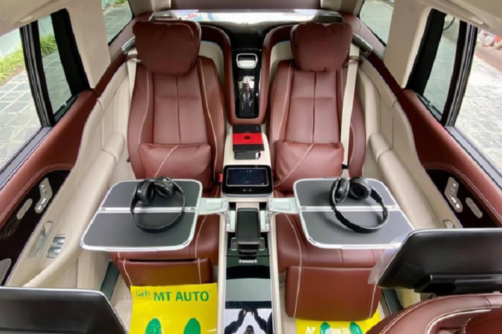 Không chỉ có khoảng duỗi chân thoải mái, ghế sau của mẫu SUV siêu sang này còn có thể ngả 43,5 độ và đi kèm tính năng nhớ vị trí, sưởi, làm mát cũng như mát-xa tiêu chuẩn. Nằm giữa hàng ghế sau là cụm điều khiển trung tâm, tích hợp cả ngăn chứa đồ có khóa hoặc tủ lạnh nhỏ. Ngoài ra, hành khách phía sau còn tìm thấy hộc đựng cốc có tính năng hâm nóng hoặc làm mát đồ uống trên xe.