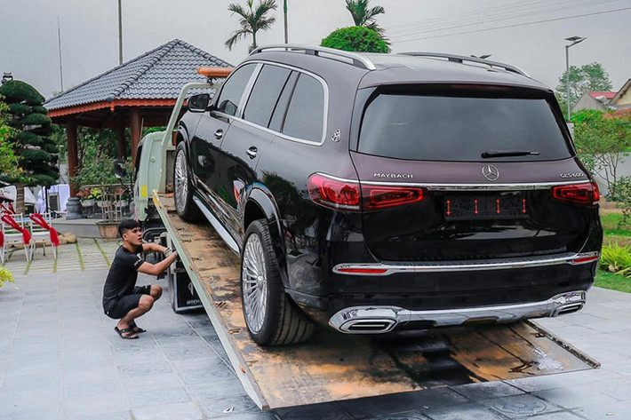 Ngoài ra, xe còn có hệ thống mild hybrid EQ Boost 48 V, tạm thời bổ sung 22 mã lực và 250 Nm khi cần thêm sức mạnh. Động cơ kết hợp với hộp số tự động 9 cấp 9G-Tronic và hệ dẫn động 4 bánh toàn thời gian 4Matic. Nhờ đó, dù nặng 2.785 kg, Mercedes-Maybach GLS 2021 vẫn có thể tăng tốc từ 0-100 km/h trong thời gian 4,9 giây đồng thời tiêu thụ lượng xăng trung bình từ 11,7 - 12 lít/100 km.