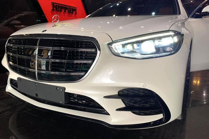 S-Class 2021 được trang bị 5 loại màn hình khác nhau. Đầu tiên là màn hình 12,3 inch trong bảng đồng hồ kỹ thuật số có hiệu ứng không gian 3 chiều tùy chọn, theo dõi mắt của người lái bằng camera stereo. Tiếp đến là màn hình LCD cảm ứng của hệ thống thông tin giải trí với kích thước 11,9 inch có độ phân giải 1.624 x 728 pixel tiêu chuẩn. Đằng sau xe còn có hệ thống thông tin giải trí cho với 2 màn hình 11 inch và máy tính bảng 7 inch dùng hệ điều hành Android nằm ở cụm điều khiển trung tâm.