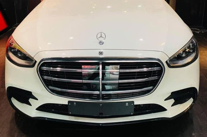 Mercedes-Benz S500 4Matic 2021 dùng động cơ xăng 6 xi-lanh thẳng hàng, tăng áp, dung tích 3.0 lít, sản sinh ra công suất tối đa 435 mã lực tại tua máy 5.900 - 6.100 vòng/phút và mô-men xoắn cực đại 520 Nm tại tua máy 1.800 - 5.500 vòng/phút. Kết hợp với hệ thống khởi động tích hợp bộ đề 48 V giúp bổ sung 22 mã lực và 250 Nm cho xe khi đề-pa. Xe thể tăng tốc từ vị trí xuất phát lên 100 km/h trong thời gian 4,9 giây.