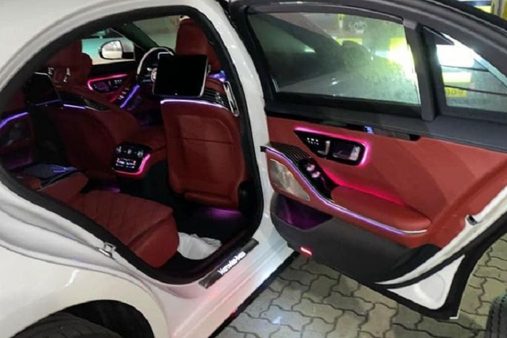 Đằng sau, Mercedes-Benz S-Class thế hệ thứ 7 được bổ sung cụm đèn hậu 2 mảnh mới và thiết kế hình tam giác, tương tự người anh em CLS, nối với nhau bằng nẹp crôm ở giữa. Tạo hình bên trong cụm đèn hậu này có thể thay đổi, tạo ra nhiều hiệu ứng khác nhau. Bên dưới bệ cửa có thêm nẹp mạ crôm mới nhằm nhấn mạnh chiều rộng của thân xe. Ngoài ra, mẫu sedan hạng sang cỡ lớn này còn có nhiều loại la-zăng khác nhau với đường kính từ 18 - 21 inch.