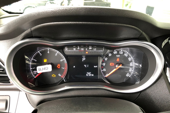 Khác với các mẫu xe hạng A khác và khác ngay với cả người anh em song sinh Karl Rock, Fadil sử dụng hẳn động cơ 1.4L 4 xylanh. Nó cho công suất tối đa 98 mã lực tại 6.200 rpm và mô-men xoắn cực đại 128Nm tại 4.400 rpm sử dụng kết hợp với hộp số tự động vô cấp (CVT). Nhờ đó, Fadil có thể vượt mặt bất kỳ mẫu xe nào cùng phân khúc.