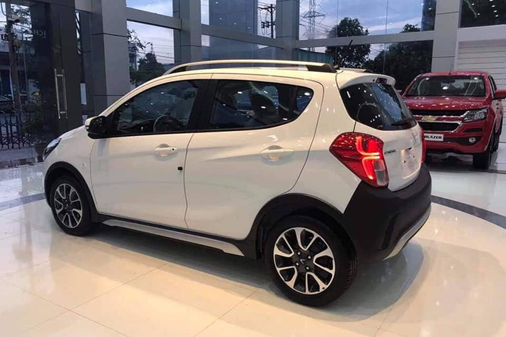 Đi cùng với sức mạnh này là các trang bị an toàn như Loạt phanh ABS/BA/EBD; 06 túi khí; Cân bằng điện tử (ESP); Khởi hành ngang dốc (HSA); Kiểm soát lực kéo (TSC); Tính năng chống lật (ROM)... Tại thời điểm ra mắt, với chính sách 3 không và nhiều ưu đãi giá xe Vinfast Fadil bán ra từ 395 triệu đồng.