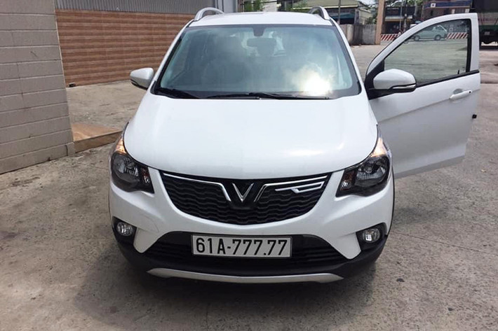 Với cách luận số như vậy, nhiều người không khỏi ngưỡng mộ chủ xe Vinfast Fadil biển khủng - 777.77 này, anh được xem là đã cực kì may mắn bốc trúng biển số này. Trước đó,một chiếc xe Hyundai SantaFe tại Hà Nội cũng đã bốc trúng biển số "ngũ quý" 7. Điều kì lạ là tất cả những chiếc xe này đều mang biển số Hà Nội và cùng có ngoại thất màu trắng.