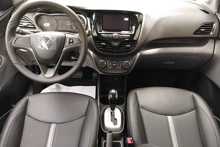 VinFast Fadil ở hữu đèn pha to bản tích hợp dải LED định vị ban ngày. Mặt ca-lăng lớn dễ nhận diện. Đèn hậu thiết kế hiện đại, dùng bóng LED. Nội thất xe được trnag bị màn hình thông tin giải trí cảm ứng 7 inch kết nối Android Auto và Apple CarPlay, hệ thống âm thanh 6 loa, vô lăng ba chấu thể thao, tích hợp nút bấm đa phương tiện, nội thất bọc da kết hợp ghế lái điều chỉnh 6 hướng.