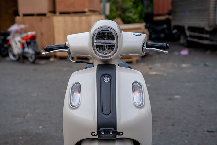 Mẫu xe ga Yamaha Fazzio 2025 tiếp tục duy trì phong cách thiết kế bo tròn, mềm mại ở mọi góc cạnh, tạo cảm giác trẻ trung và hiện đại. Dòng xe này chủ yếu hướng đến khách hàng nữ, tương tự như các mẫu xe tay ga phổ biến khác như Honda Vision, Lead hay Yamaha Grande và Janus.