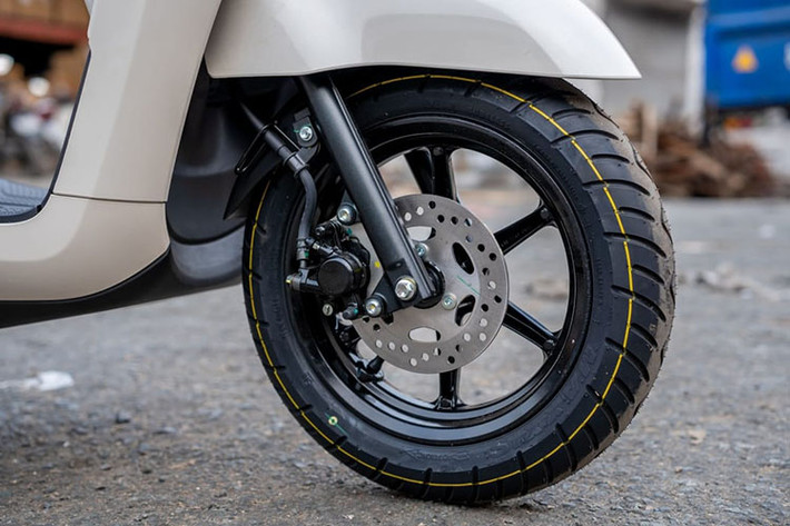 Ngoài ra, Yamaha Fazzio vẫn sở hữu những trang bị cơ bản của dòng xe tay ga phổ thông như phanh đĩa trước (không có ABS), phanh tang trống phía sau, lốp không săm và chìa khóa thông minh.