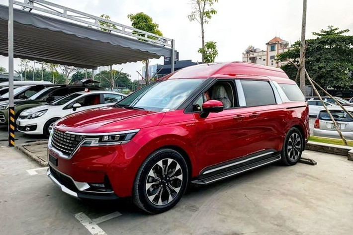 Mức giá xe Kia Carnival Royal 2022 cho bản 4 ghế là 2,379 tỷ đồng và bản 7 ghế là 2,399 tỷ đồng, được xem là khá cao so với những phiên bản khác. Tuy nhiên, so với trải nghiệm đẳng cấp mà chiếc xe mang lại và nhìn sang các đối thủ trực tiếp là Mercedes-Benz V 250 Luxury (giá từ 2,662 tỷ đồng) và Toyota Granvia (3,072 tỷ đồng).