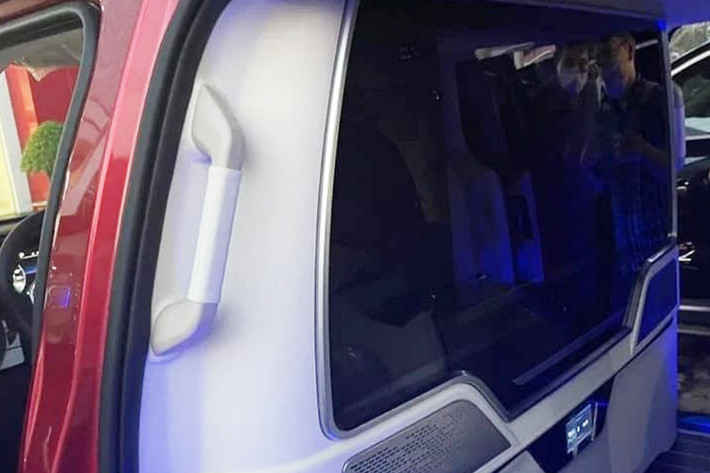 Ở phía trước mặt hàng ghế thứ 2 của Kia Carnival Royal 2022 là màn hình 32 inch độ phân giải Full HD chạy hệ điều hành Android, kết nối wifi và có sẵn camera phục vụ nhu cầu giải trí và họp trực tuyến. Ngoài ra còn một màn hình 5 inch hiển thị vận tốc xe và thời gian.