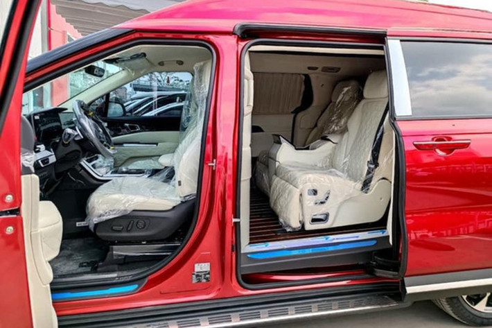 Bộ mâm đa chấu kích thước 19 inch phối 2 tone đẹp mắt màu giúp nâng đỡ toàn bộ khung gầm của chiếc xe. Với nội thất, hãng cung cấp 3 tùy chọn màu nội thất, bao gồm màu sáng, trung và tối với nhiều chi tiết cao cấp hơn những phiên bản hiện đang bán ra thị trường..