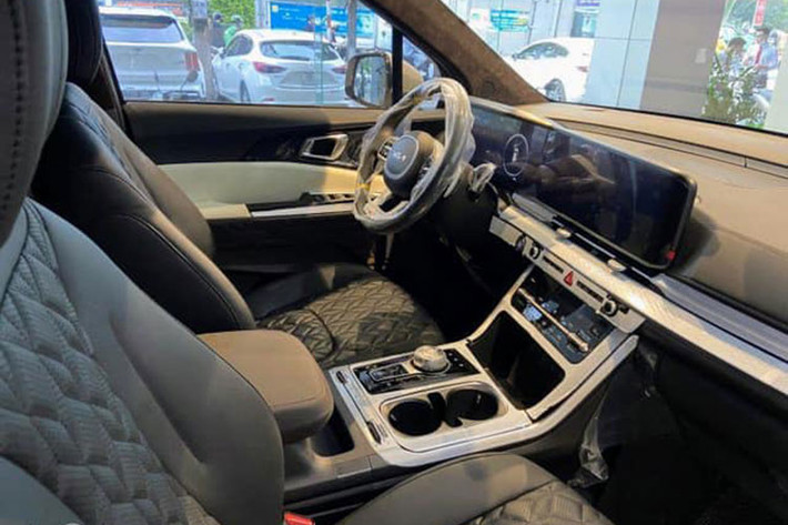 Ghế ngồi được bọc da Nappa và có tính năng làm mát, sưởi ghế, massage. Xe được trang bị rèm cửa tự động và hệ thống điều hòa riêng đảm bảo cho hàng ghế ông chủ có được một không gian riêng tư và thoải mái. Ngoài ra ở tất cả trí ghế ngồi đều có chỉnh điện, gập điện.
