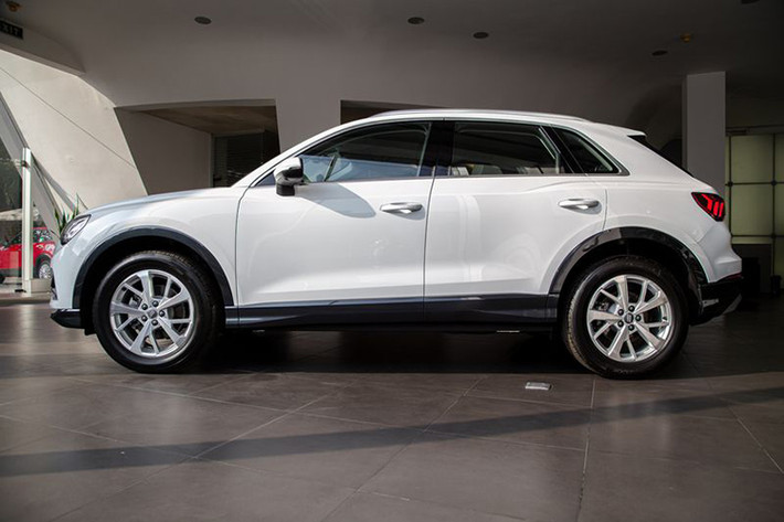 Về ngoại hình, Audi Q3 thế hệ mới thể hiện mạnh ở thiết kế lưới tản nhiệt khung đơn hình bát giác lớn hơn được phân chia bởi những thanh dọc cũng như hai hốc gió lớn hai bên – đặc trưng thiết kế mới của dòng Audi SUV. Xe sở hữu kích thước dài 4.484 mm (tăng 96 mm), rộng 1.849 mm (tăng 18 mm), cao 1.585 mm (giảm 5 mm), chiều dài cơ sở cũng được nới thêm 77 mm đạt 2.680 mm – rộng rãi hơn nhiều so với bản tiền nhiệm