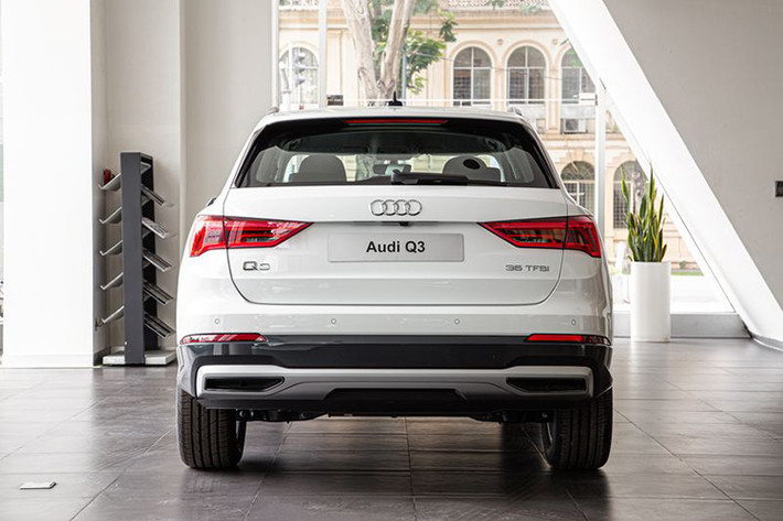 Dưới nắp capô, Audi Q3 sử dụng động cơ xăng tăng áp 1.4L 4 xi-lanh TFSI với công suất 150 mã lực, đi kèm hộp số 7 cấp S tronic và hệ dẫn động cầu trước, cho khả năng tăng tốc từ 0-100 km/h trong 9,2 giây, tốc độ tối đa đạt 207 km/h. Mức tiêu hao nhiên liệu trung bình 7,95 lít/100km.
