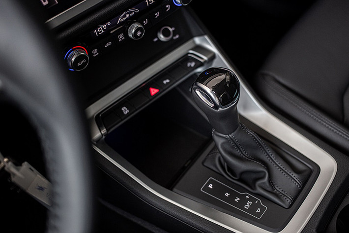 Một số hệ thống hỗ trợ lái tiên tiến trên Audi Q3 mới gồm có kiểm soát hành trình, hỗ trợ dốc, tính năng đỗ xe Parking Aid Plus với camera 360 độ hiển thị ngay lập tức tất cả các góc xung quanh xe trên màn hình lớn giúp tối ưu điều khiển cho người lái. Ngoài chế độ góc xem ảo, chế độ camera đảo chiều và chế độ xem toàn cảnh 180 độ phía trước – sau xe, còn có thế quan sát chi tiết các bánh trước và bánh sau...