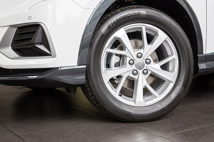 Trong khi đó, phong cách thiết kế thân xe thậm chí còn đậm chất thể thao và cơ bắp hơn trước đây, đặc biệt các vòm bánh xe như một cách khẳng định cấu trúc đặc trưng quattro của thương hiệu. Mâm xe 18 inch tạo hình cánh đúc hợp kim gồ ghề phô vẻ cơ bắp hơn, lốp xe cỡ 235/55.