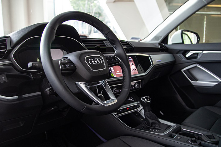 Hàng ghế sau có thể di chuyển tiến về phía trước hoặc sau 150 mm để tăng dung tích khoang hành lý lên tới 145 lít. Tựa lưng ba hướng theo tỷ lệ 40:20:40 có thể gập theo 7 cách. Tùy thuộc vào vị trí của hàng ghế sau và tựa lưng, khoang hành lý có thể thay đổi từ 530 tới 1.525 lít. Sàn chở đồ có thể điều chỉnh 3 cấp độ và nắp che đồ có thể tháo ra để dưới sàn nếu không cần thiết. Nắp cốp đóng mở điện.