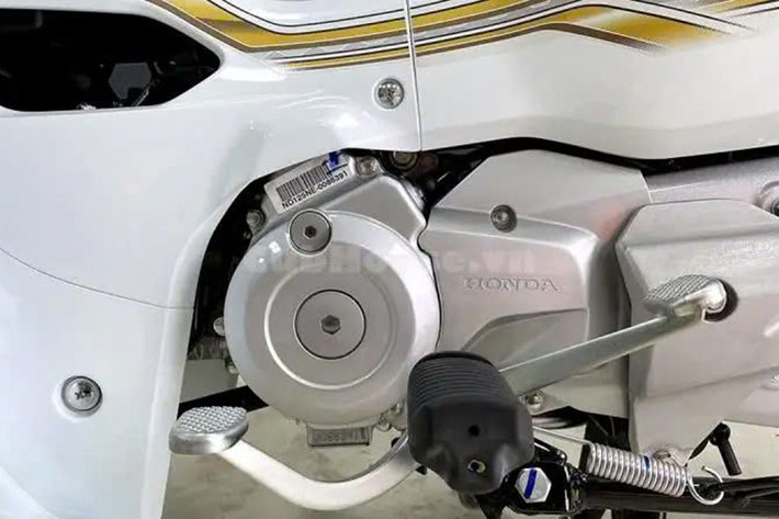 Điểm đáng chú ý nhất của Honda Dream 125 NCX mới hiện nay chính là sự cải tiến về động cơ. Xe đã được trang bị đông cơ loại phun xăng điện tử PGM-Fi 125cc mới.