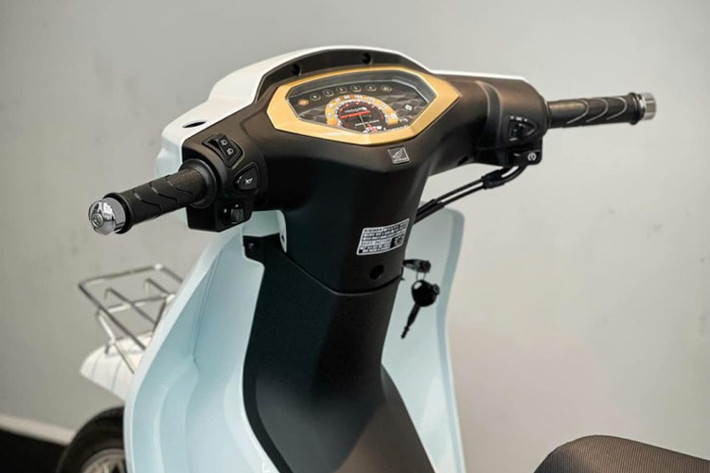 Đèn pha xe Dream mới giờ đây không còn là loại analog nữa mà đã được nâng lên loại đèn LED, mang lại vẻ ngoài hiện đại hơn. Tuy nhiên cụm đồng hồ xe được thiết kế không có nhiều tahy đổi, vẫn là dạng cơ và đen báo số...