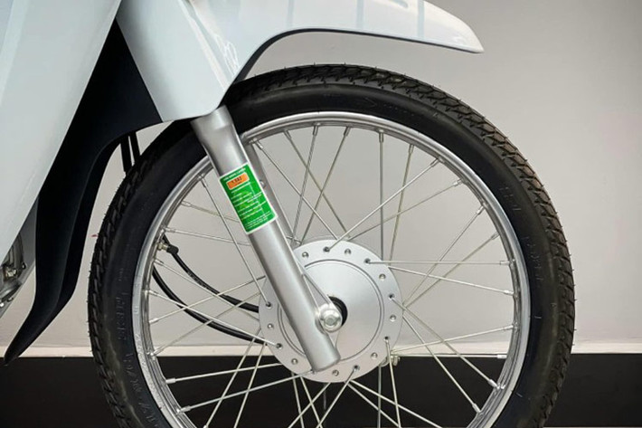 Những chiếc xe máy số Honda Dream 125 2025 nhập khẩu từ Campuchia về Việt Nam vẫn được trang bị bộ mâm nan hoa kích thước 17 inch với lốp trước 60/100-R17 và lốp sau 70/100-R17.