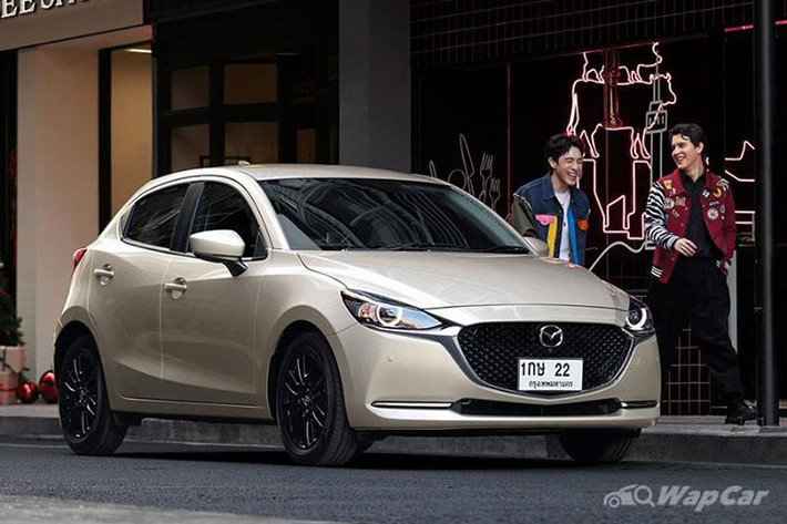 Tại Thái Lan, động cơ Diesel của Mazda2 2022 sẽ chỉ có 1 phiên bản và cũng chính là phiên bản giá cao nhất, ở mức 799.000 baht (543 triệu đồng). Động cơ Diesel có mặt trên cả 2 biến thể Sedan và Hatchback đều có lazăng hợp kim 16 inch màu đen (được nâng cấp từ lazăng 15 inch của các biến thể khác). Các trang bị còn lại tương tự như bản xăng cao cấp.
