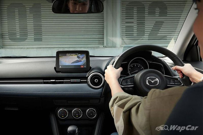 Nội thất xe bao gồm vải ghế màu đen và xám, bổ sung cảnh báo thắt dây an toàn cho người ngồi sau và thêm tuỳ chọn 2 màu sơn ngoại thất dành cho phiên bản thấp nhất. Trong đó, màu be Platinum Quartz Beige dành cho cả bản sedan và hatchback. Ngoài ra, màu xám Polymetal Grey sẽ dành cho bản sedan (trước đây chỉ dành riêng cho bản hatchback).