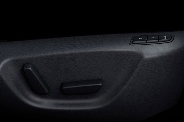 Ngoài ra, hệ thống giải trí trên xe còn có thêm tính năng kết nối Apple CarPlay và Android Auto không dây cùng với bộ sạc điện thoại không dây. Do có các trang bị bổ sung này, xe nâng giá lên thành 659.000 baht (448 triệu đồng). 