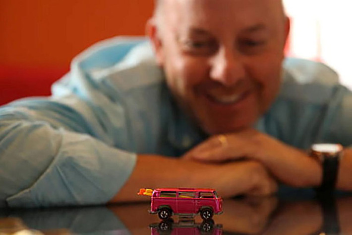 Thực tế, trên đời chỉ có 2 chiếc xe đồ chơi như thế tồn tại, và Volkswagen vừa mới bắt liên lạc với chủ nhân của một chiếc. Cụ thể, đó là mô hình nguyên mẫu chiếc Volkswagen Microbus đồ chơi được biết đến tên với tên “Beach Bomb”.