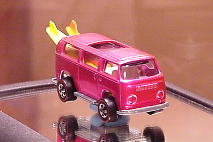 Trong số tất cả màu sắc ngoại thất xe ôtô, hồng có lẽ là màu sắc bị “căm ghét” và ít phổ biến nhất. Ngay cả trong thế giới xe đồ chơi Hot Wheels, người ta cũng khó tìm thấy một chiếc xe màu hồng, và điều đó có thể giúp giải thích vì sao chiếc xe đồ chơi Hot Wheels đắt nhất từng ra đời – nằm trong số những mô hình hiếm nhất suốt lịch sử 52 năm của Hot Wheels – lại mang màu hồng.