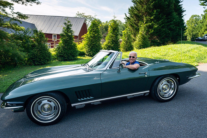 Như đã biết, Biden rất yêu thích những chiếc ôtô mạnh mẽ và đặc biệt là dòng xe Corvette. Vào hồi năm 2016, khi tham gia chương trình Jay Leno's Garage, ông Biden đã cầm lái chiếc xe Corvette Stingray 1967 và thậm chí còn "đốt lốp". Với xe môtô thì sao? Có khá nhiều bằng chứng cho thấy rằng ông Joe Biden yêu thích môtô phân khối lớn.
