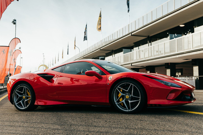 Sức mạnh động cơ được truyền đến bánh sau của xe thông qua hộp số tự động ly hợp kép 7 cấp, nhờ đó, siêu xe mui trần Ferrari F8 Spider có thể tăng tốc lên 100 km/h từ vị trí đứng yên trong thời gian chỉ 2,9 giây, 0 đến 200 km/h trong 8,4 giây trước khi đạt vận tốc tối đa 325 km/h khi mở mui và 340 km/h khi mui được đóng kín.