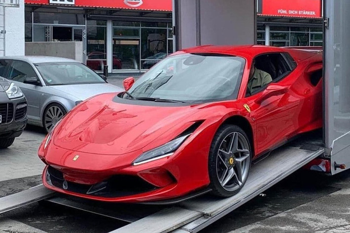Mới đây, trên mạng xã hội lan truyền hình ảnh chiếc siêu xe Ferrari F8 mới, chiếc xe được vận chuyển trên xe cứu hộ xuất hiện tại Hà Nội đã khiến giới mê xe trong nước không khỏi xôn xao. Đặc biệt hơn, tại thị trường Việt Nam trước đó chỉ mới có hai chiếc Ferrari F8 xuất hiện chia đều cho 2 phiên bản là Coupe và Spider.