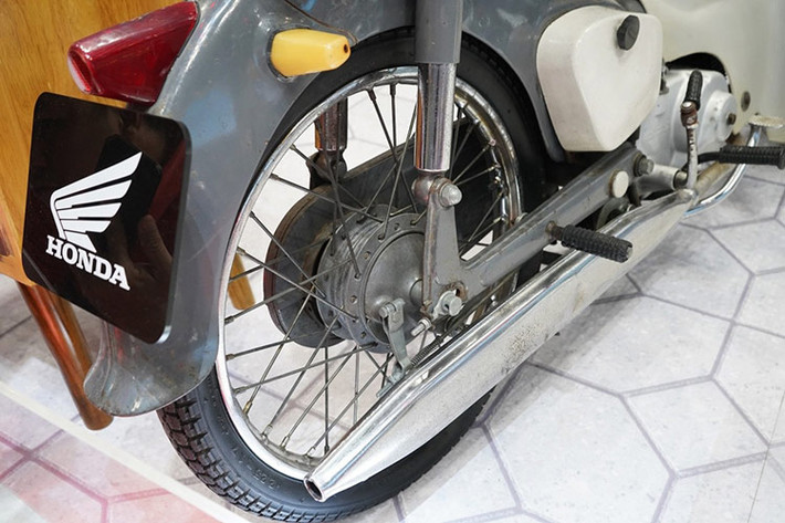 Thiết kế đơn giản và dễ sử dụng giúp Honda Super Cub trở nên vô cùng thành công, vượt xa kỳ vọng ban đầu. Đây cũng là một trong những mẫu xe bán chạy nhất trong lịch sử với 100 triệu chiếc được bán ra toàn cầu vào năm 2017. Để đáp ứng nhu cầu ngày càng đa dạng của thị trường, Honda cũng phát triển nhiều phiên bản Super Cub khác nhau, bao gồm cả dòng xe chở hàng chuyên dụng và xe off-road. 