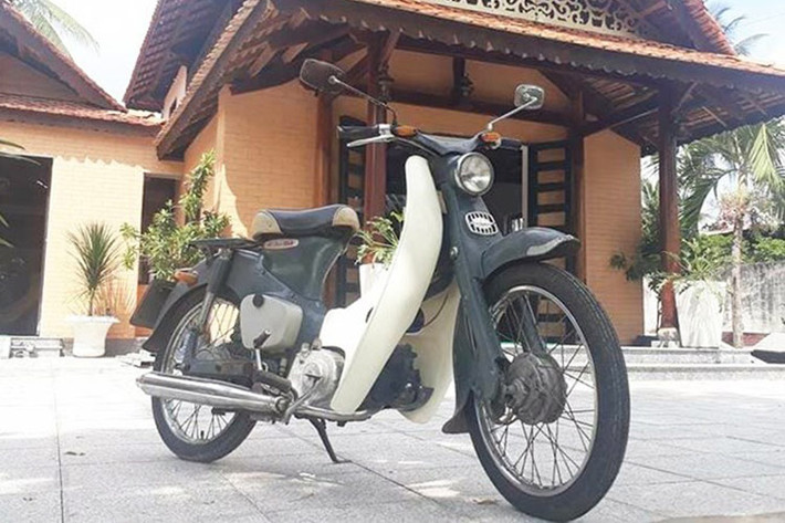 Dù đã trải qua tuổi đời hơn 60 năm, dòng xe máy số phổ thông Honda Super Cub vẫn duy trì vị thế đặc biệt trên thị trường. Tuy nhiên, trước áp lực từ các tiêu chuẩn khí thải nghiêm ngặt, Honda đã lên kế hoạch ngừng sản xuất các mẫu Super Cub có động cơ 50cc hoặc nhỏ hơn từ tháng 11/2025.